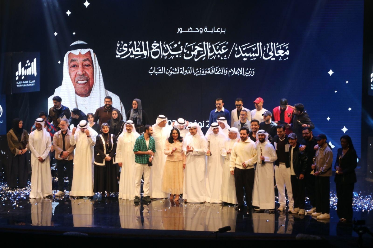 الفائزون والمكرمون في لقطة جماعية