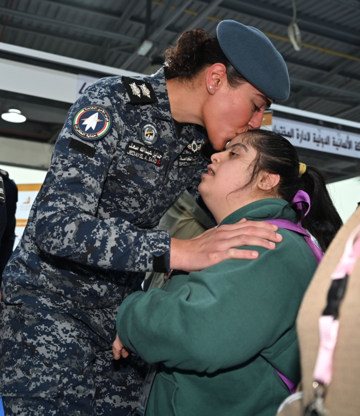 قبلة على الرأس تُشعر بالأمان 