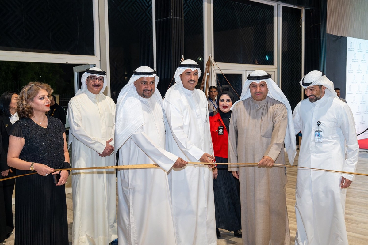 محافظ الأحمدي مفتتحا معرض الكويت للإبداع الفني