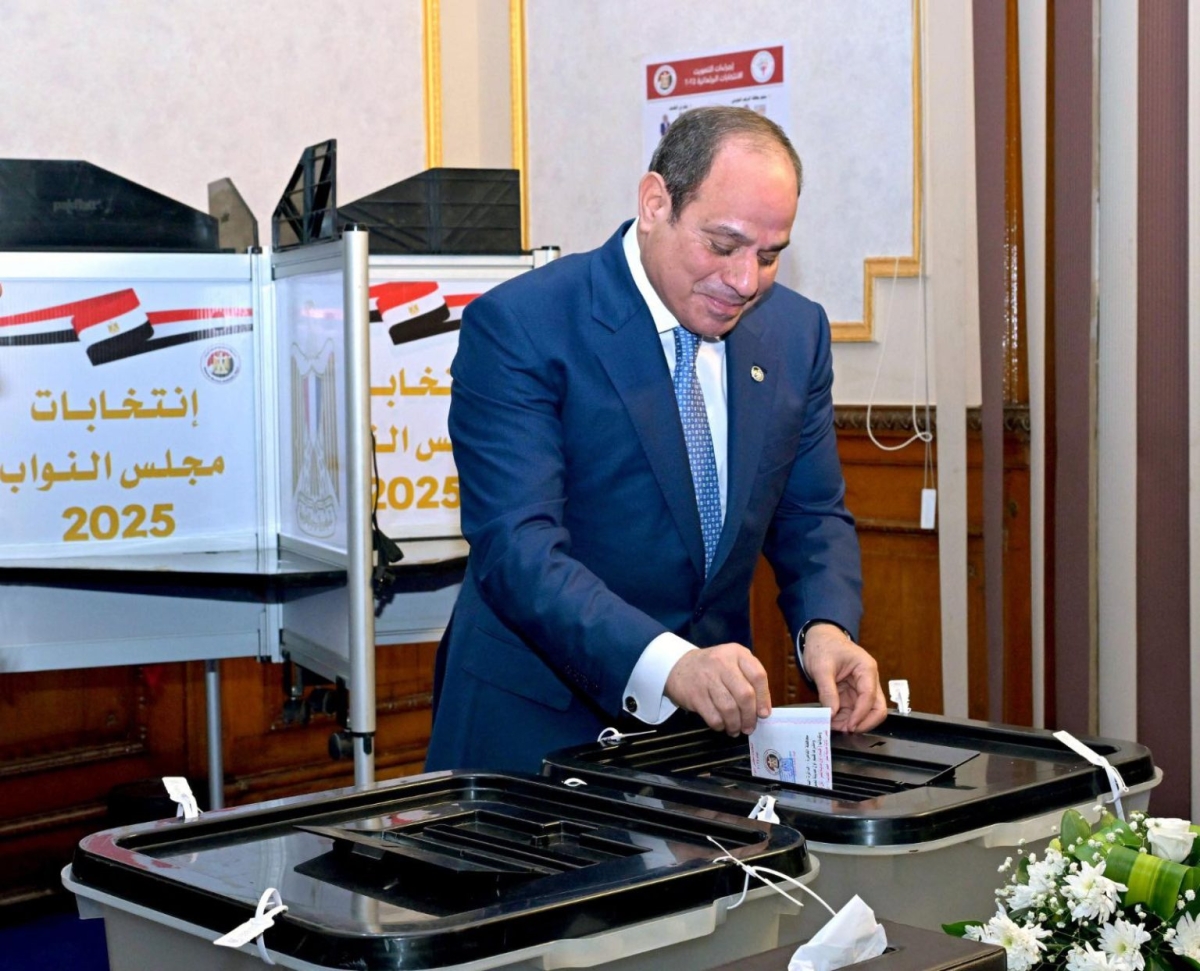 السيسي يُدلي بصوت داخل لجنة اقتراع في مصر الجديدة 