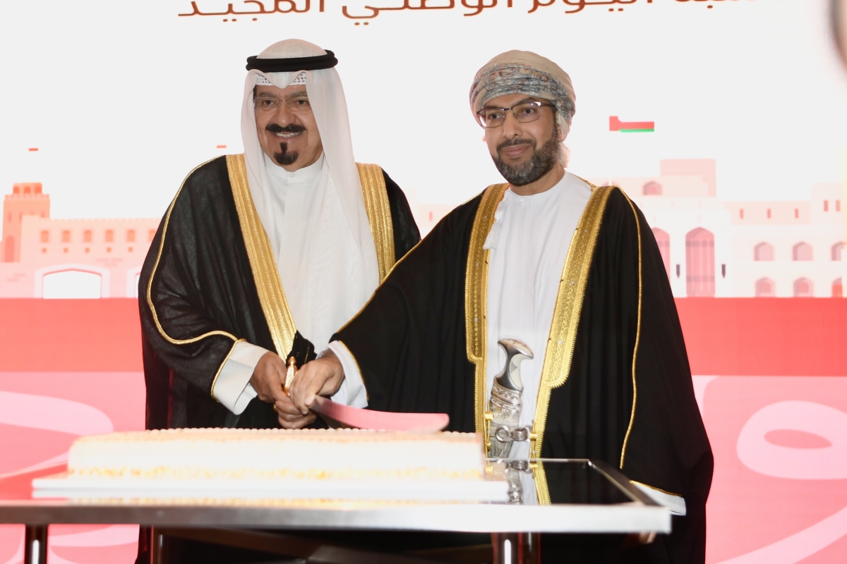 رئيس الوزراء يشارك السفير الخروصي قطع قالب الحلوى (تصوير نايف العقلة)