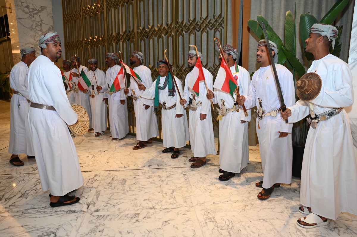 فرقة فلوكلورية عمانية استقبلت الضيوف