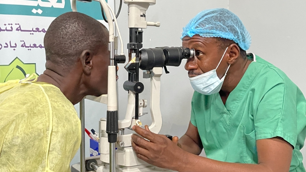 جانب من فحوصات العيون لأحد النازحين السودانيين