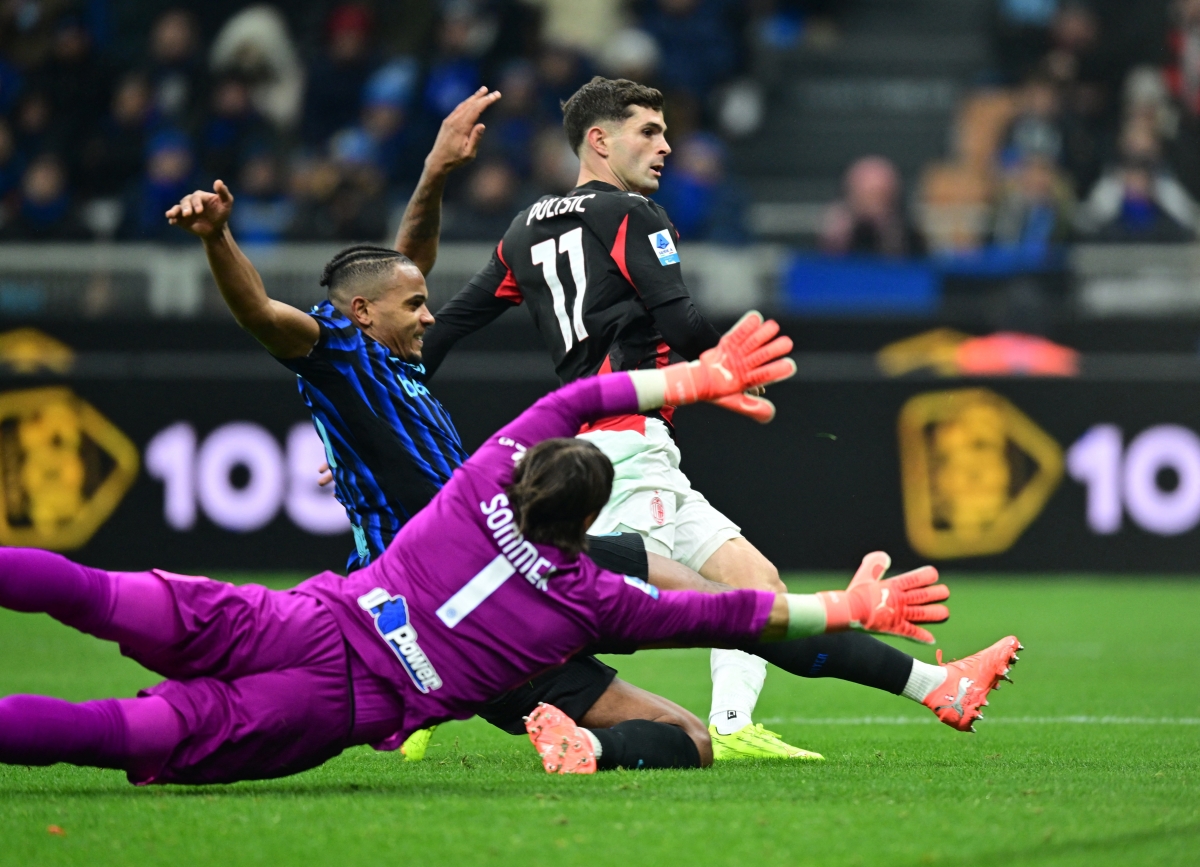 كريستيان بوليسيتش مسجلاً هدفه في مرمى إنتر ميلان (رويترز)