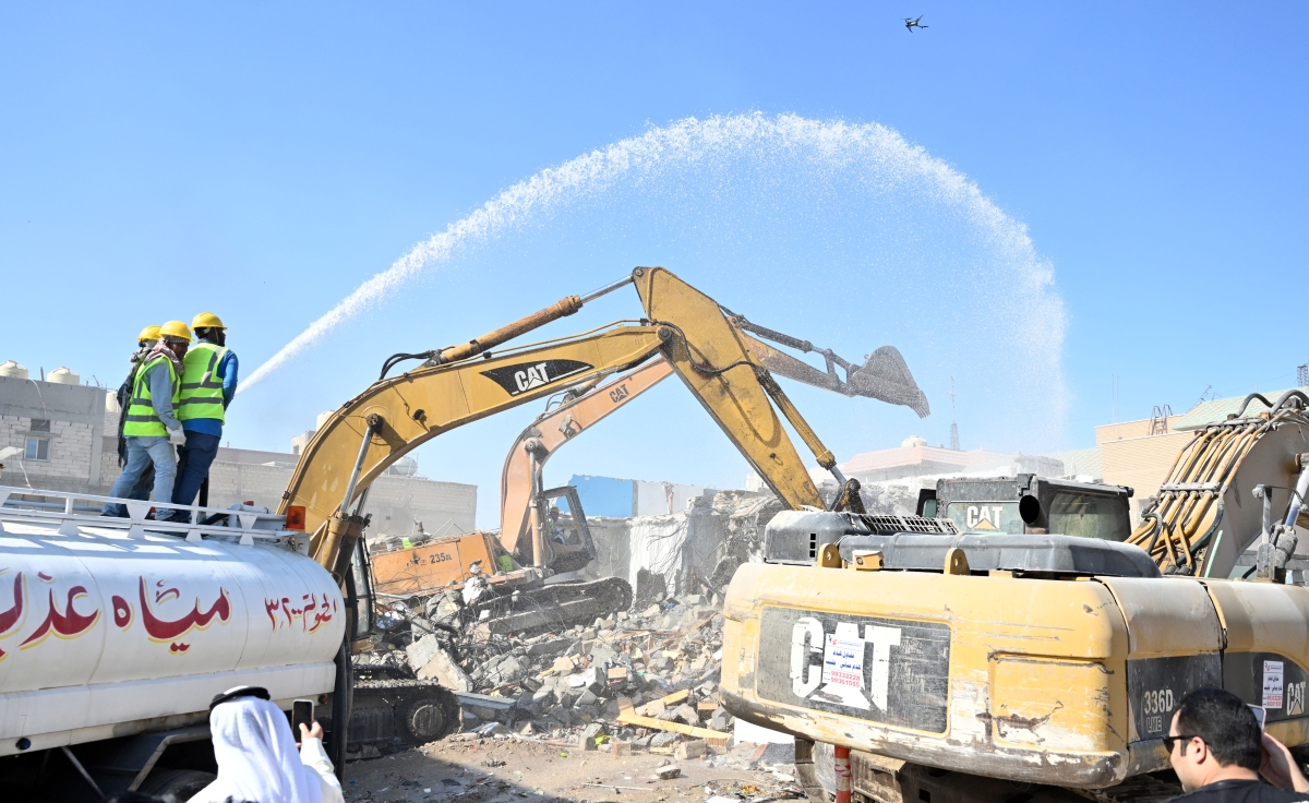 رش المياه على عمليات الهدم لمنع انتشار الغبار
