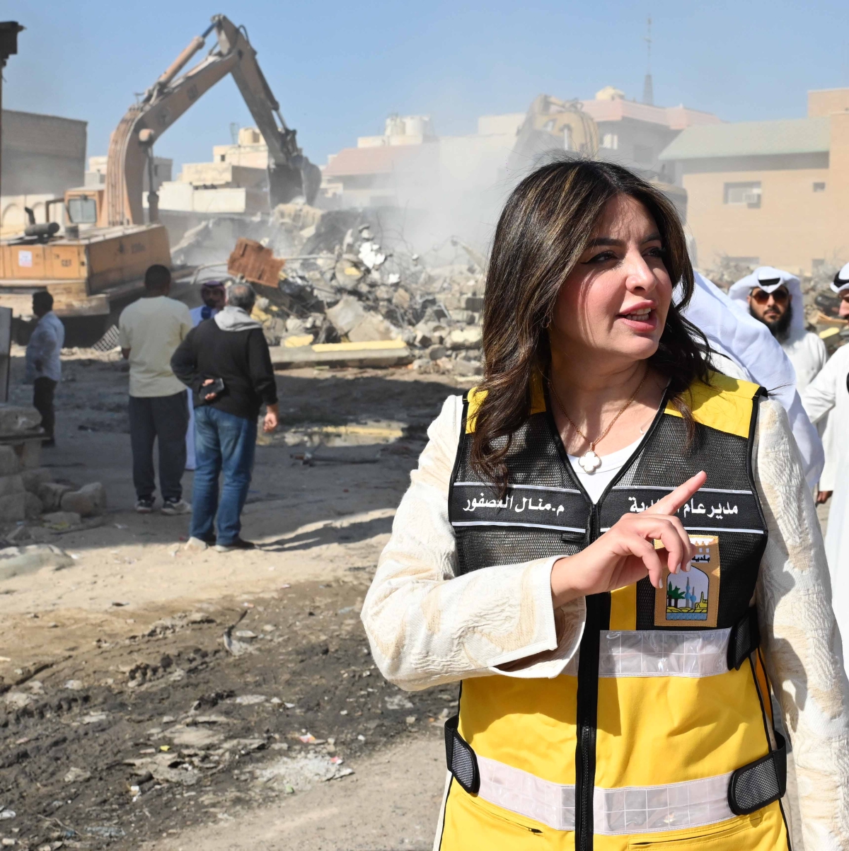 العصفور تشرف على عملية الهدم