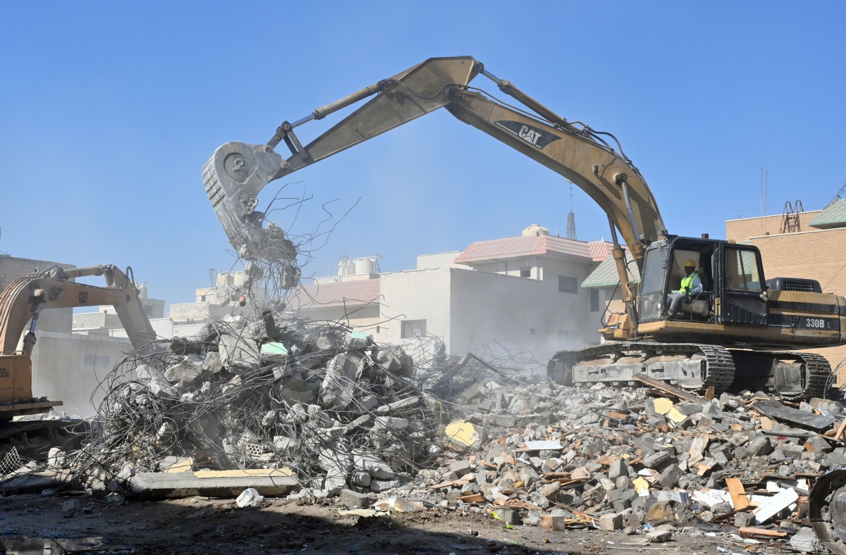 هدم أحد المنازل المتهالكة