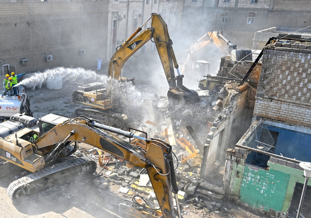 جرافات البلدية تهدم العقارات المتهالكة  (تصوير أسعد عبدالله)