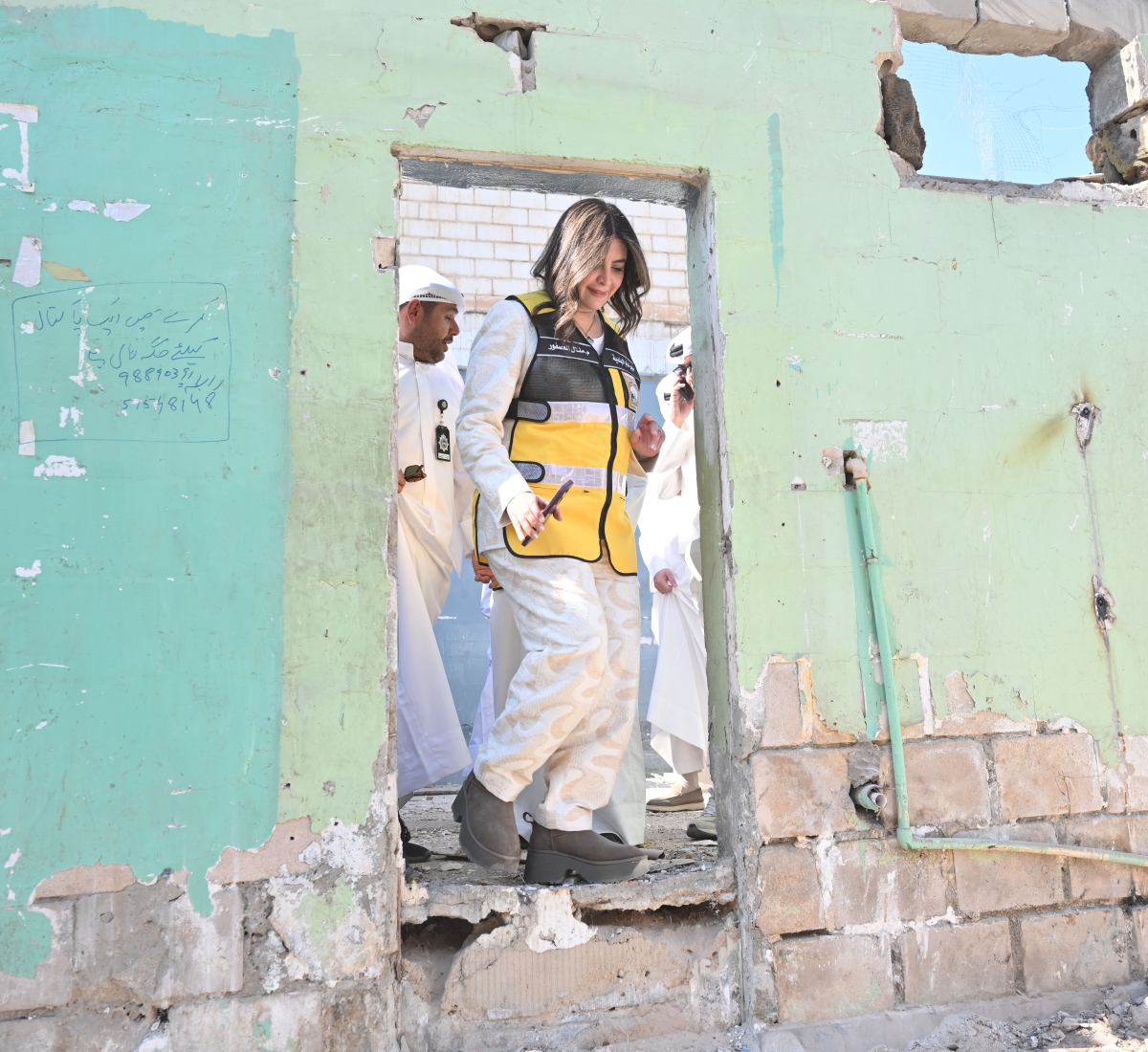 مديرة البلدية لدى إشرافها على هدم العقارات