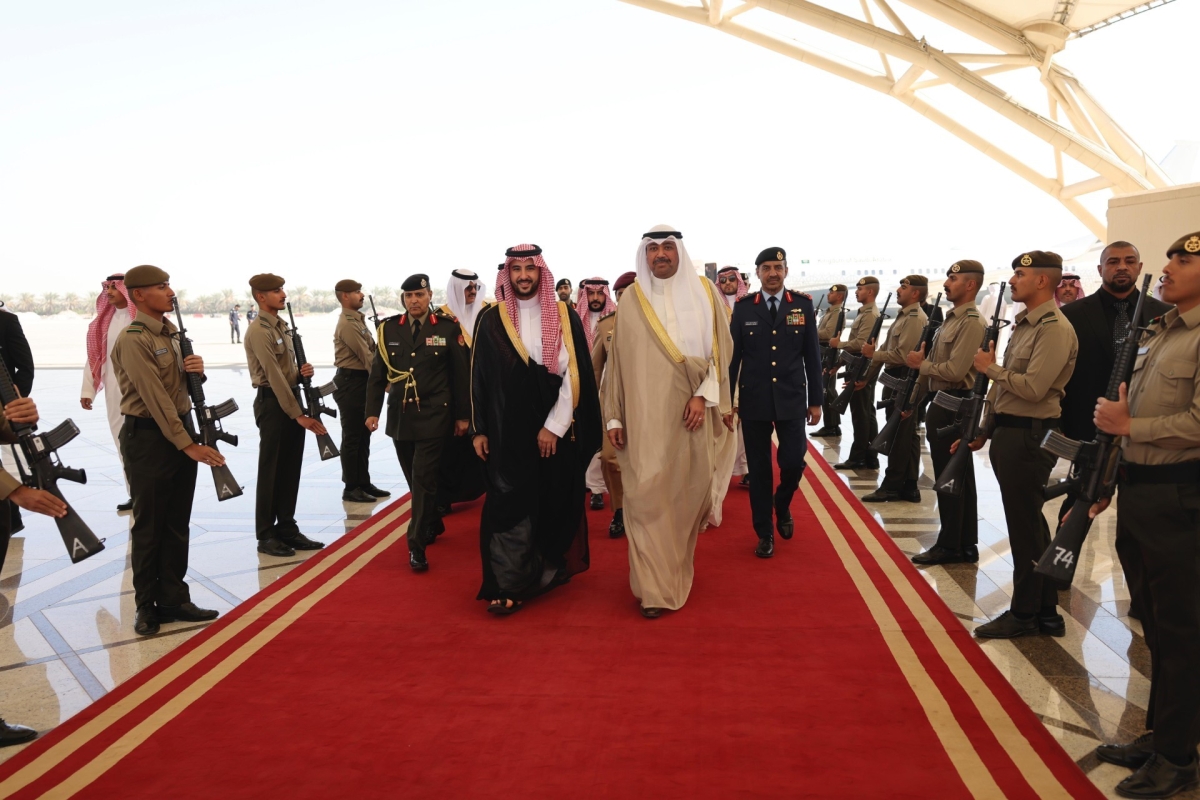 وزير الدفاع يستقبل وزير الدفاع في المملكة العربية السعودية