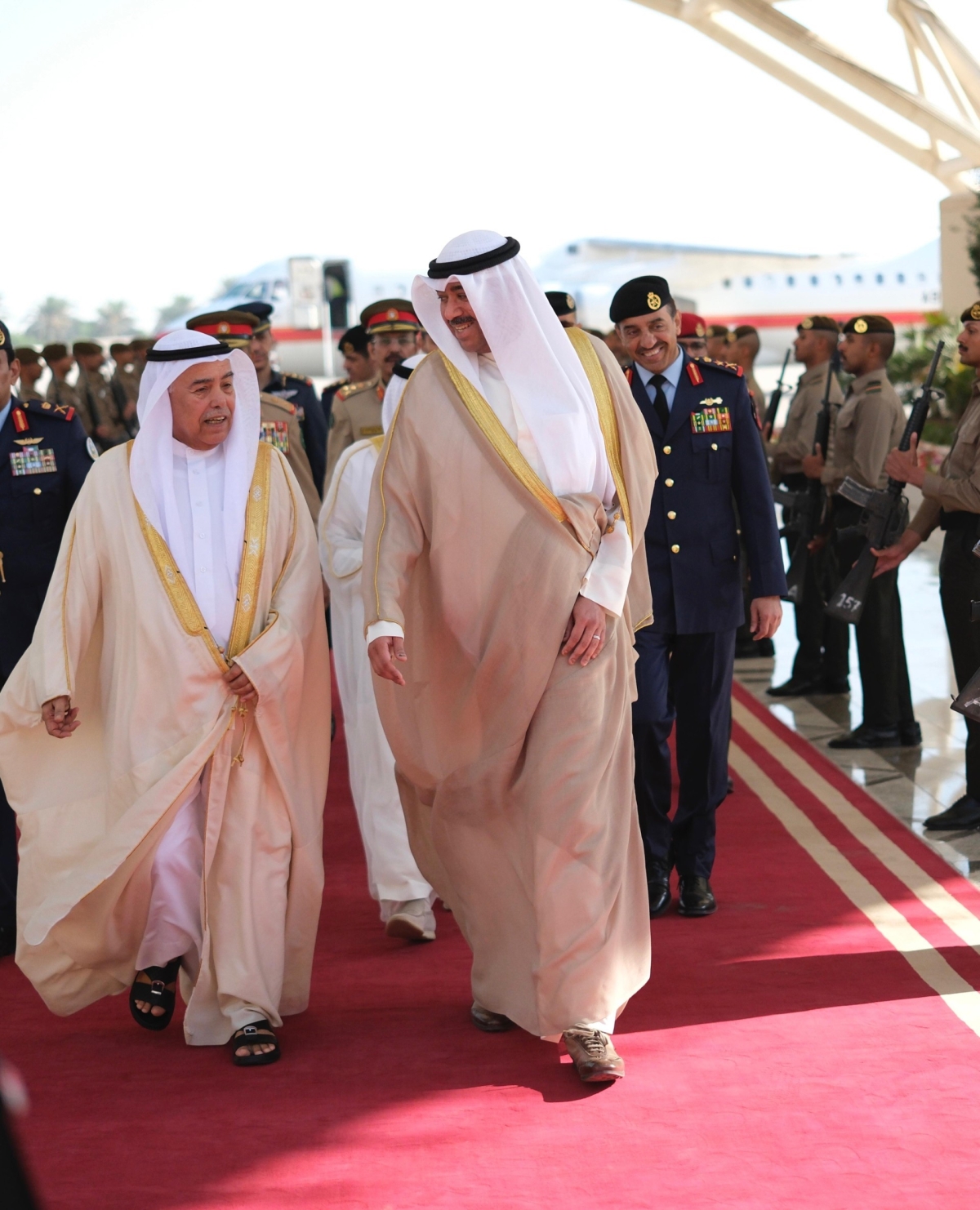 وزير الدفاع يستقبل وزير شؤون الدفاع في مملكة البحرين