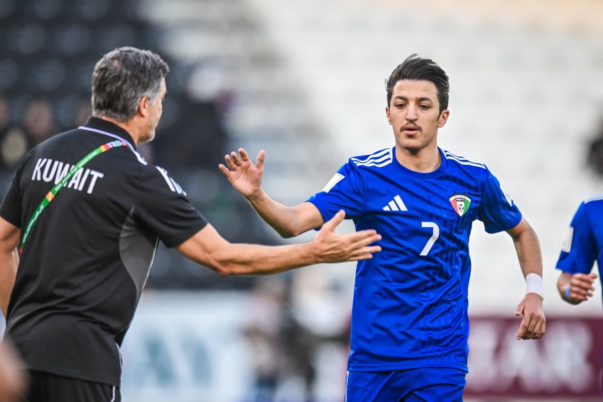 النجم محمد دحام يحيي المدرب هيليو سوزا