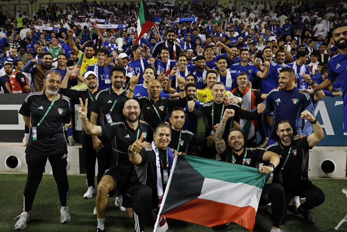 لاعبو «الأزرق» يحتفلون مع الجمهور (رويترز) 