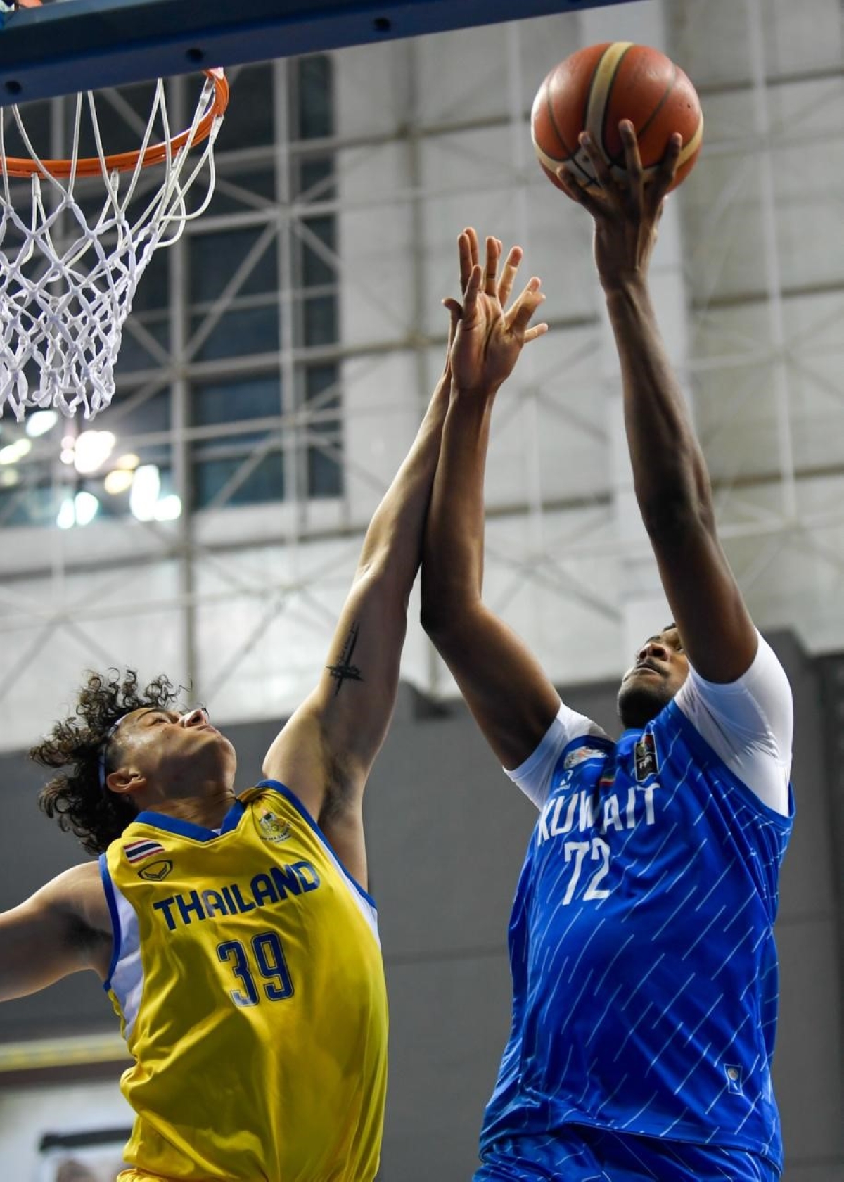 عمران جوهر محاولاً التسجيل في سلة تايلند