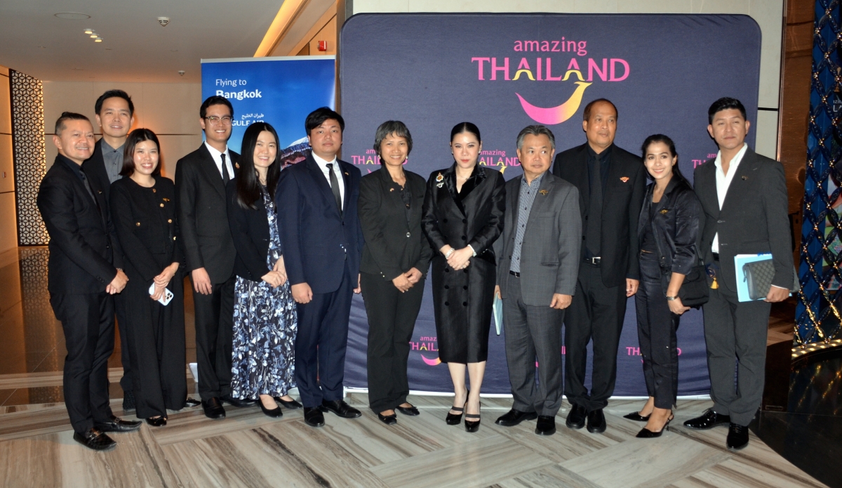 كياتفايبول وكورتو تتوسطان الوفد التايلندي