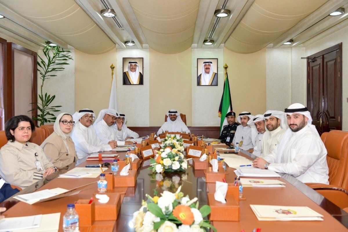 محافظ مبارك الكبير وحولي مترئساً الاجتماع