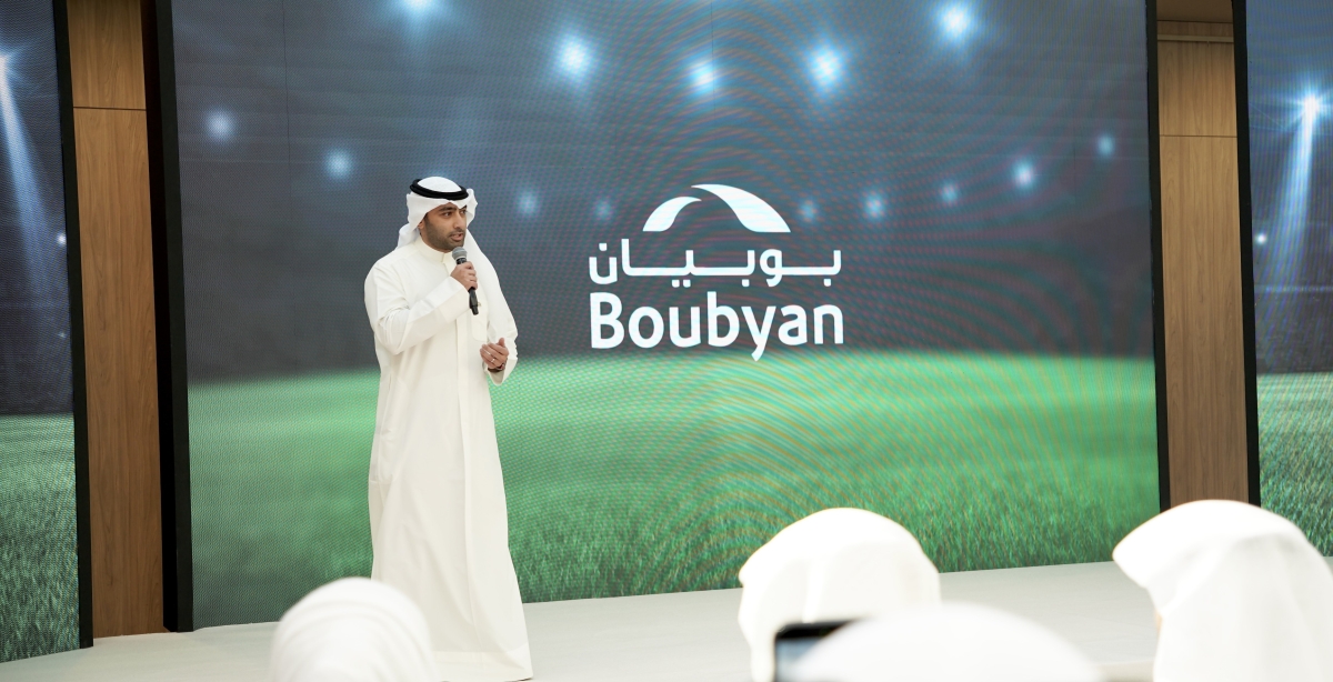 وليد الصقعبي أثناء تقديم البرنامج الرسمي لحفل إطلاق البطاقات