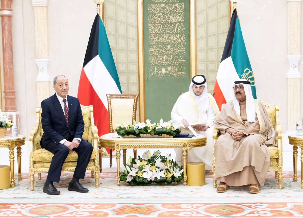 سمو الأمير تسلم أوراق سفير الجزائر