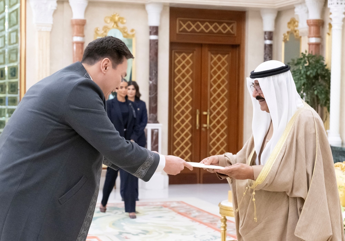 سمو الأمير يتسلم أوراق سفير كازاخستان