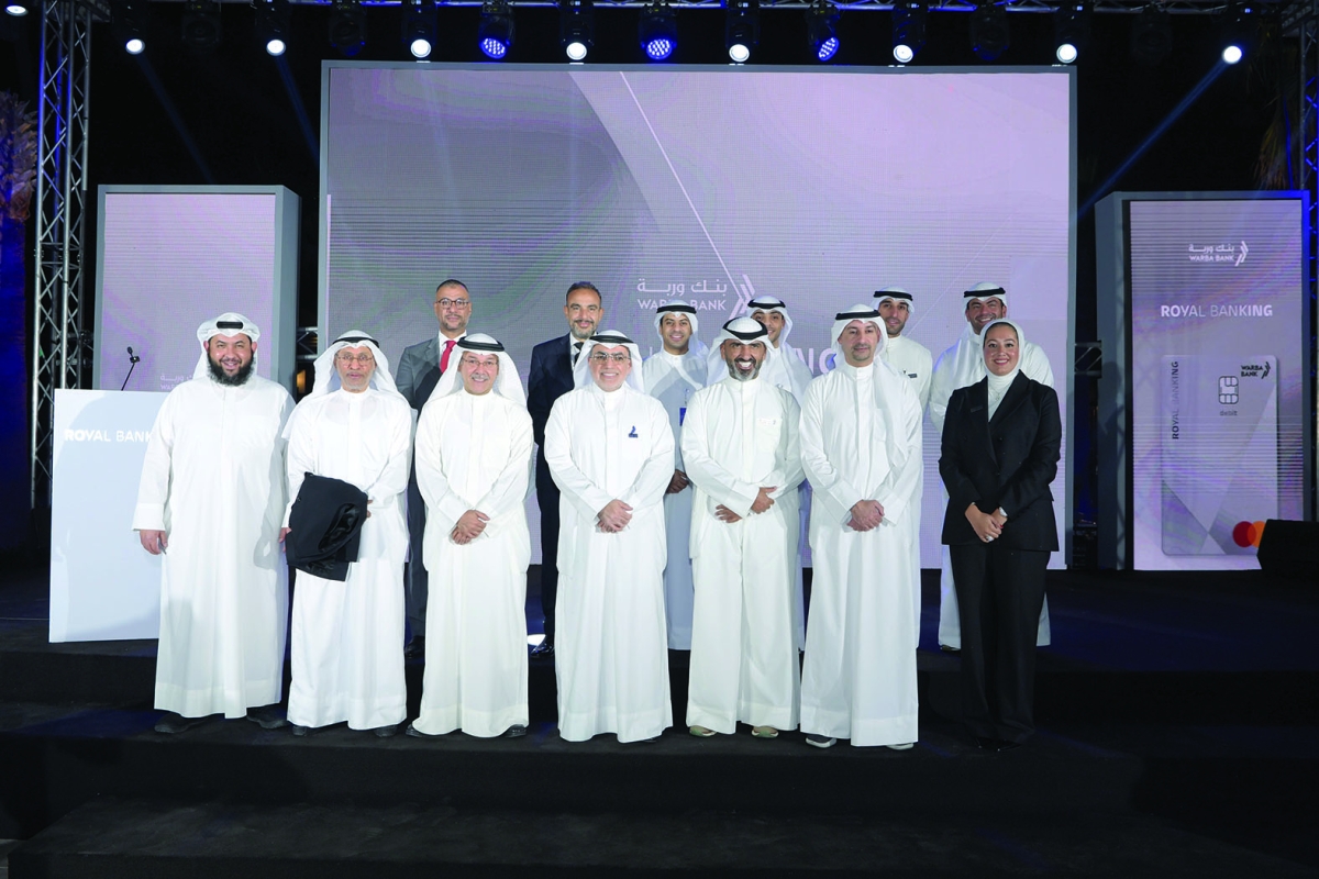 


شاهين الغانم متوسطاً رؤساء القطاعات ومدراء الإدارات في البنك 