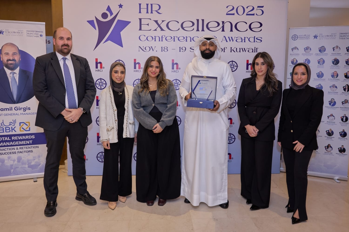 جرجس وبهبهاني وبعض أعضاء فريق إدارة الموارد البشرية خلال المؤتمر