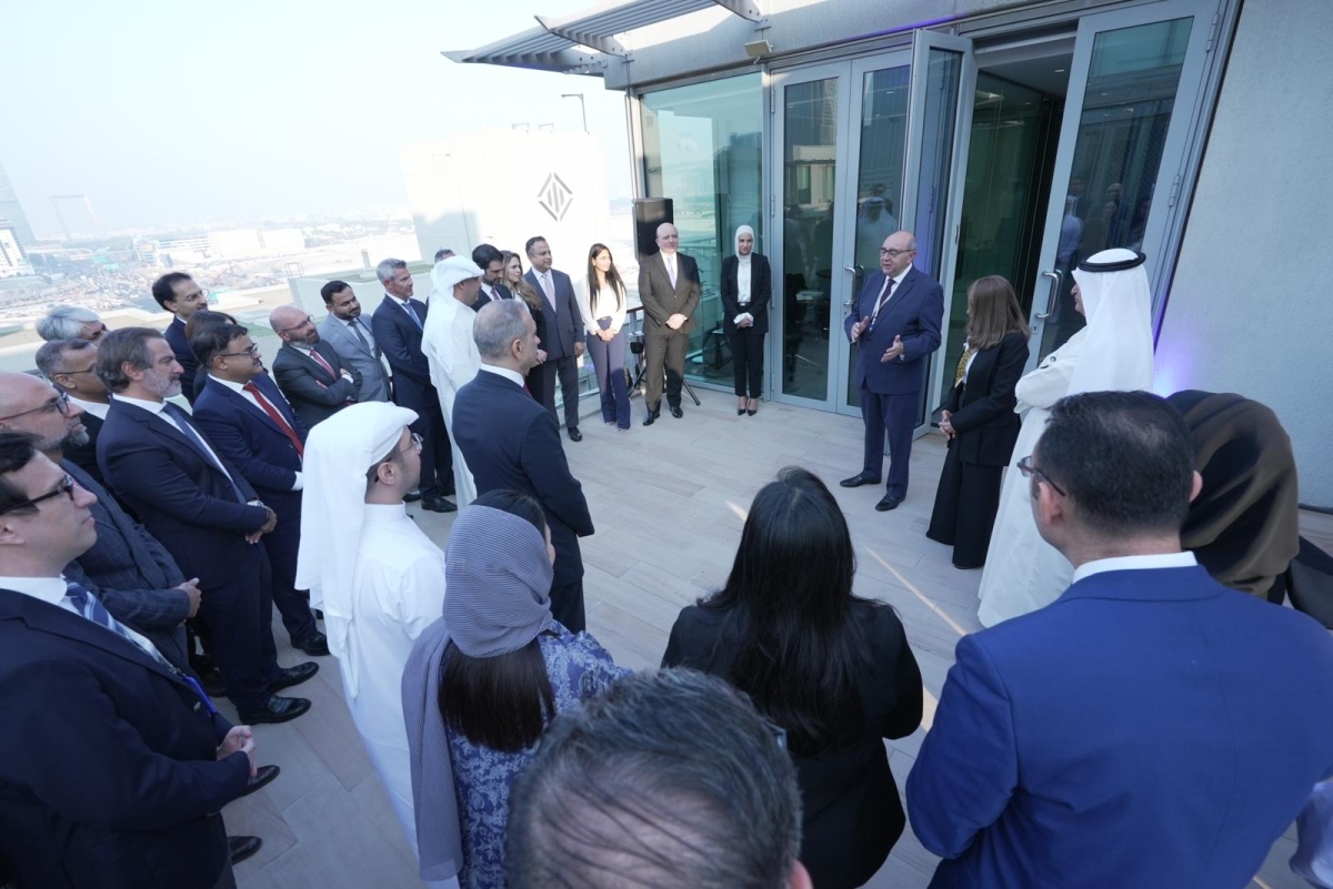 مع موظفي الفرع الجديد