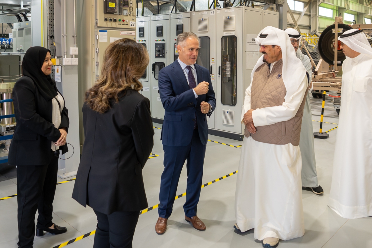 رئيس الوزراء في حديث مع نائب رئيس الشركة خلال الجولة في المركز