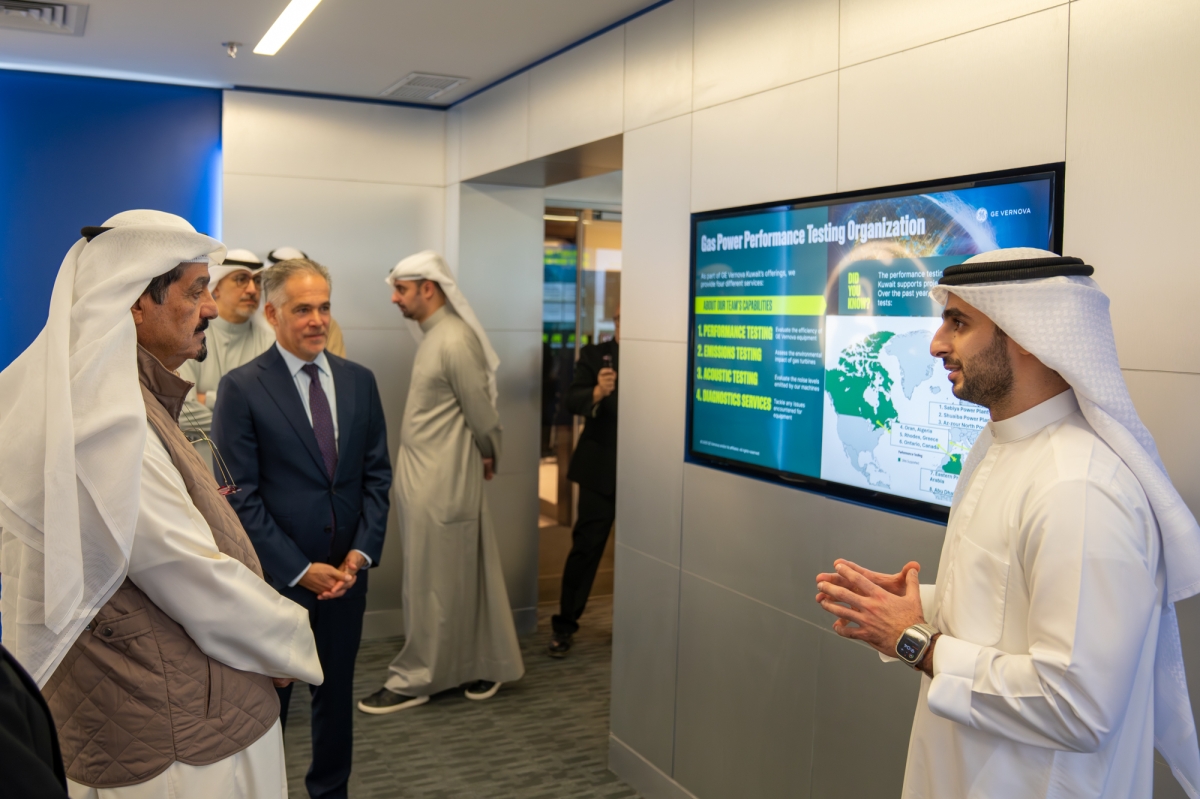 العبدالله مستمعاً إلى شرح خلال الجولة