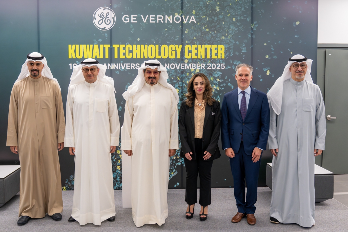 لقطة جماعية لرئيس الوزراء مع العجيل والمخيزيم  ومدير تشجيع الاستثمار ومسؤولين من الشركة