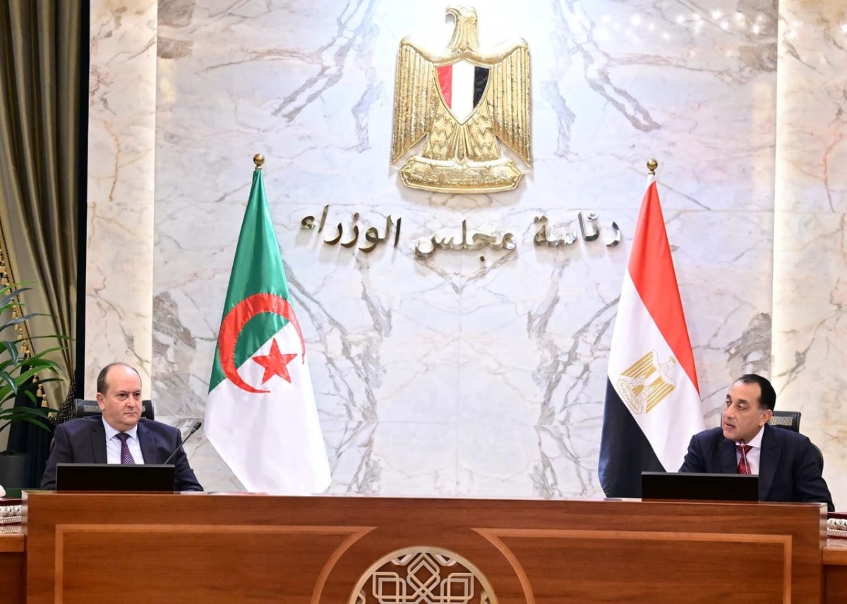 مدبولي وسيفي غريب خلال مؤتمر صحافي في القاهرة