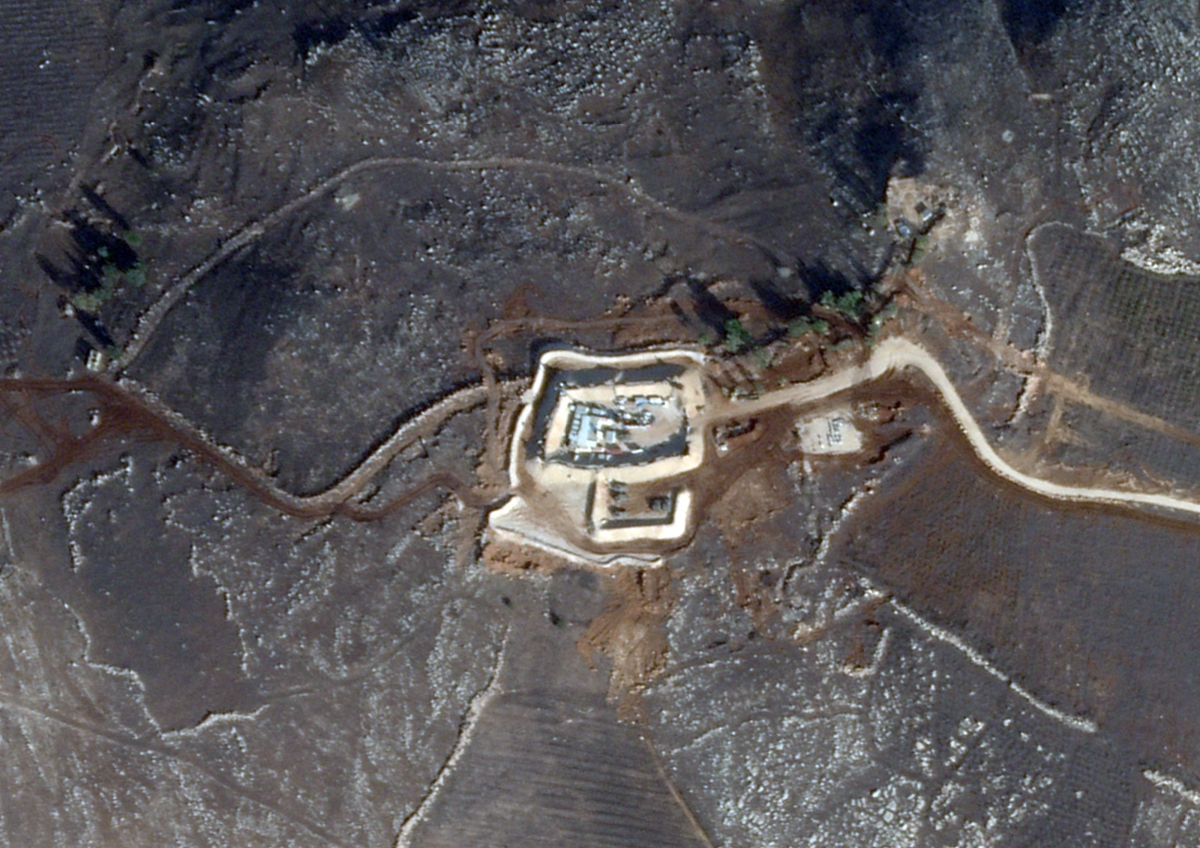 صورة من الجو لموقع إسرائيلي على الجانب اللبناني من «الخط الأزرق» (أ ف ب)