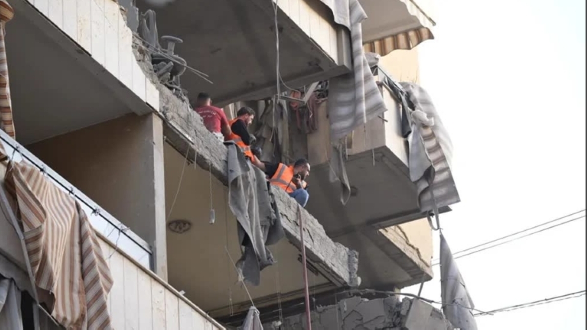 مسعفون في موقع اغتيال طبطبائي في حارة حريك