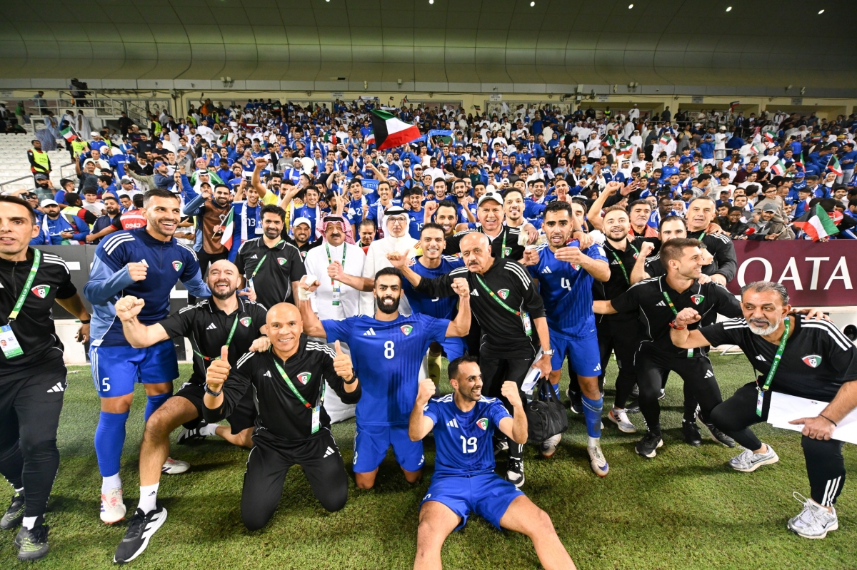 الشيخ أحمد اليوسف ونجوم «الأزرق» يحتفلون بالتأهّل