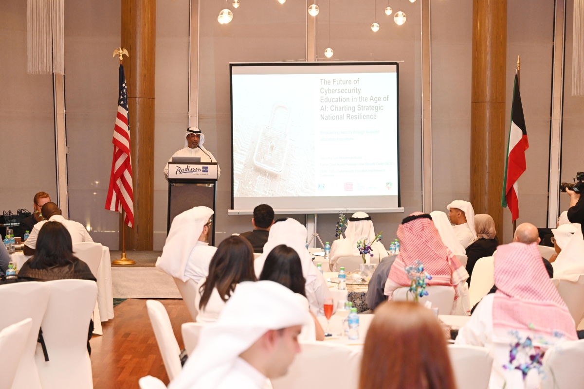 بوعركي متحدثاً في الندوة (تصوير أسعد عبدالله)