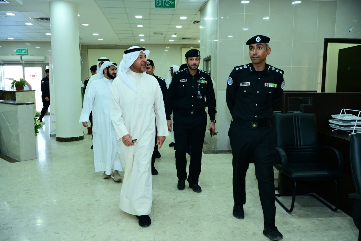 محافظ الفروانية خلال جولته بمركز خدمة المواطن العارضية