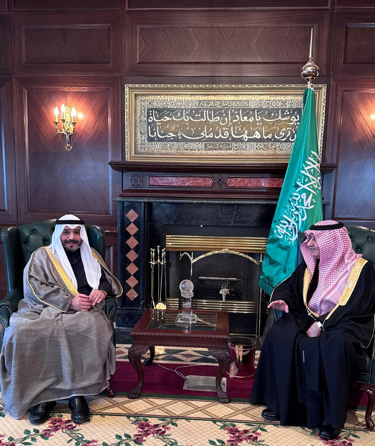 أمير منطقة تبوك مستقبلاً السفير صباح ناصر الصباح