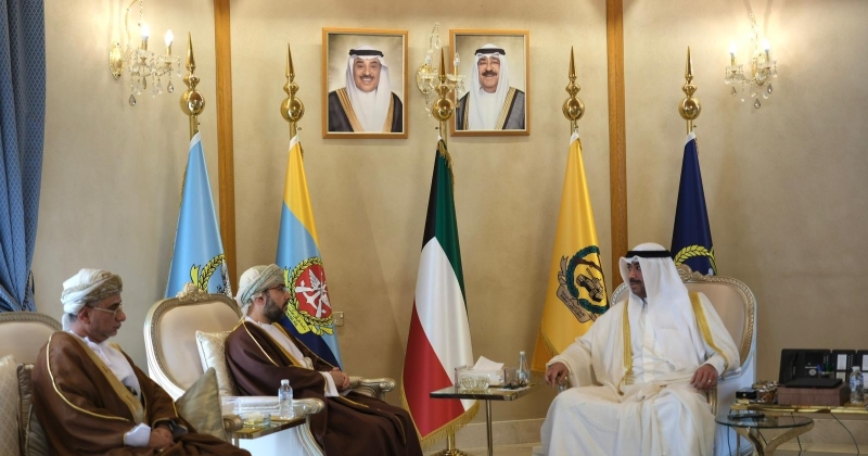 وزير الدفاع يبحث مع السفير العماني موضوعات مشتركة