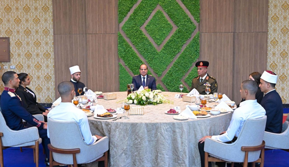 السيسي خلال حوار مع طلبة مُرشحين للالتحاق بالأكاديمية العسكرية