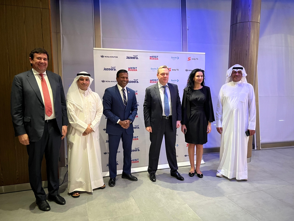 سفير روسيا والرئيس التنفيذي لطيران الجزيرة مع مسؤولي الشركة