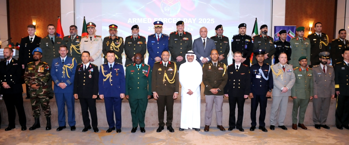 سفير بنغلاديش واللواء الشاهين يتوسّطان الملحقين العسكريين في البلاد