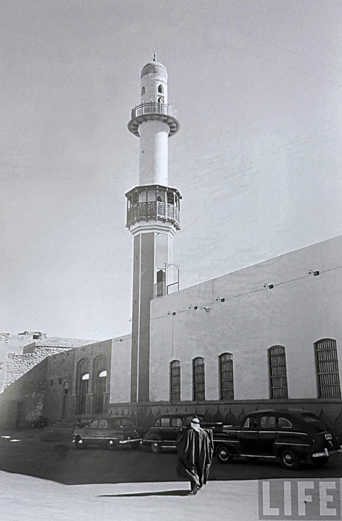  مسجد الخليفة في فترة الخمسينات من القرن الماضي (المصدر: مجلة لايف)  