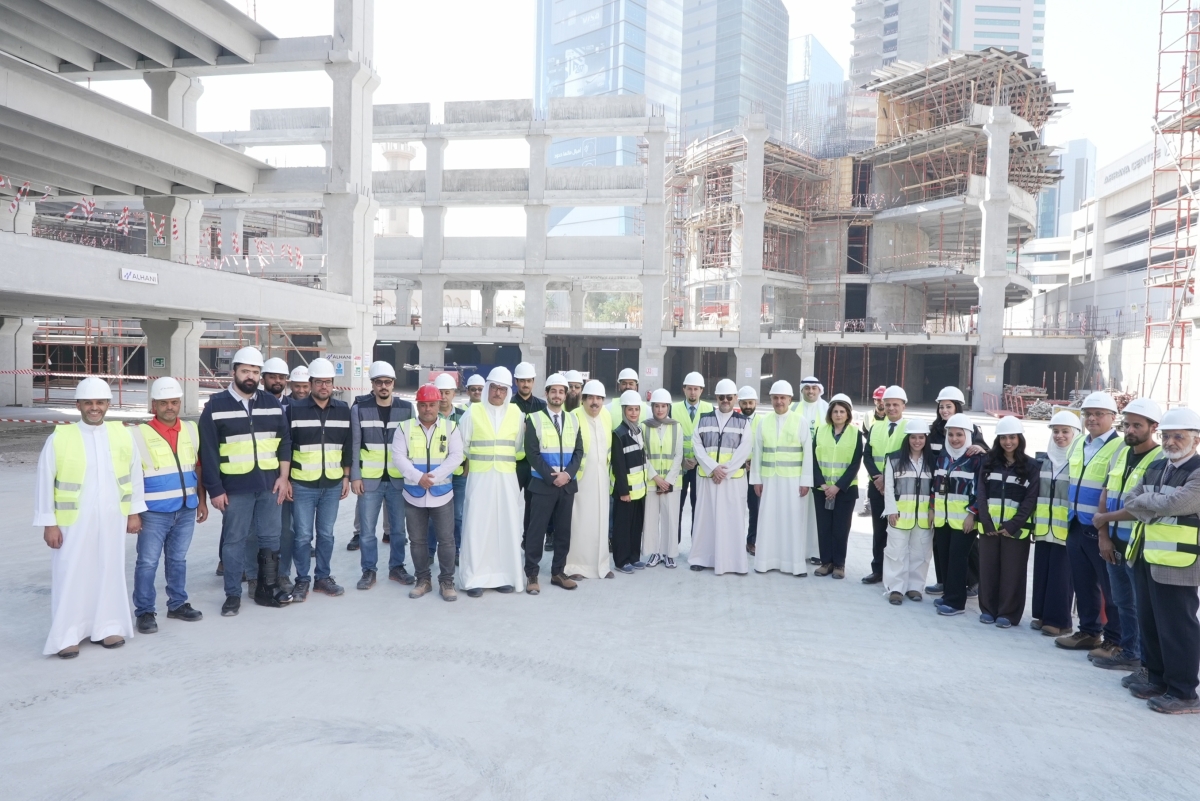 عبدالله السالم وعصام الصقر والمشاركون في الزيارة مع مهندسي المشروع