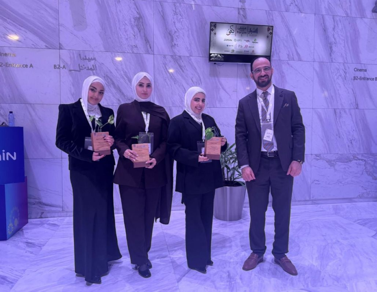 الطالبات الفائزات يتسلمن دروع التفوق