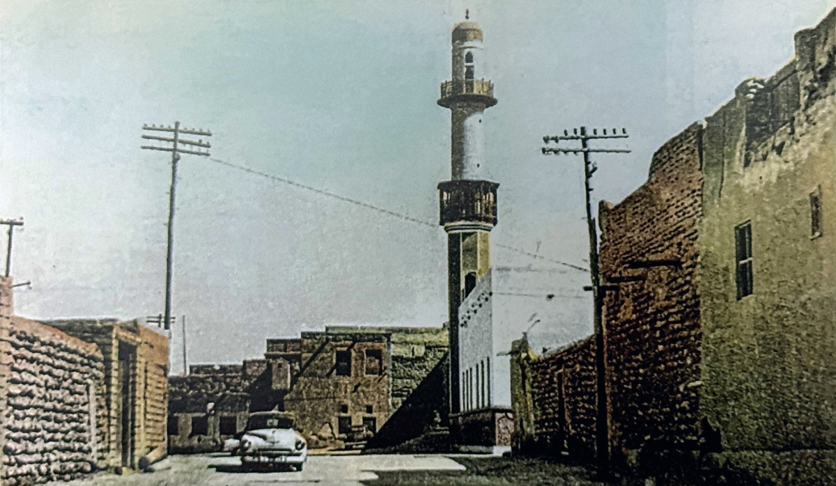 مسجد الخليفة ويظهر على اليمين بيت وديوان الشيخ سلمان الحمود الصباح وعلى اليسار العمارة المستأجرة من براك الخميس (المصدر: علي رئيس، «الكويت في البطاقات البريدية») 