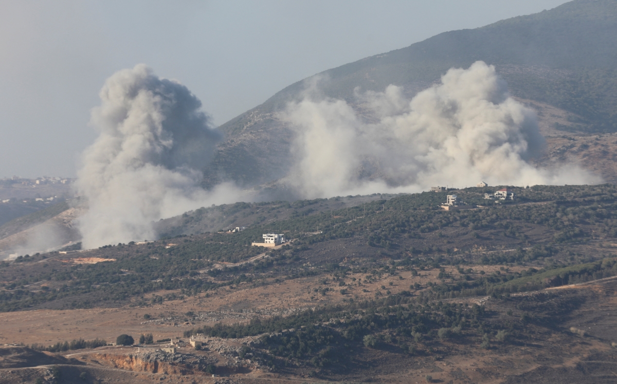 دخان غارات إسرائيلية على منطقة مرجعيون (رويترز)