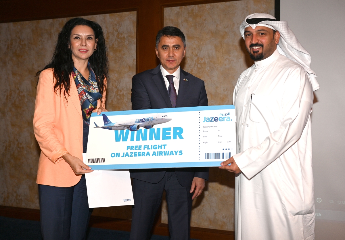 فائز يتسلم تذكرة لطشقند من «طيران الجزيرة» (تصوير نايف العقلة)