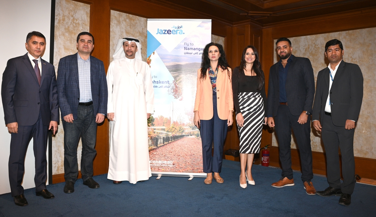 يونسوف وتيمور مع مسؤولي «طيران الجزيرة» والبلوغر