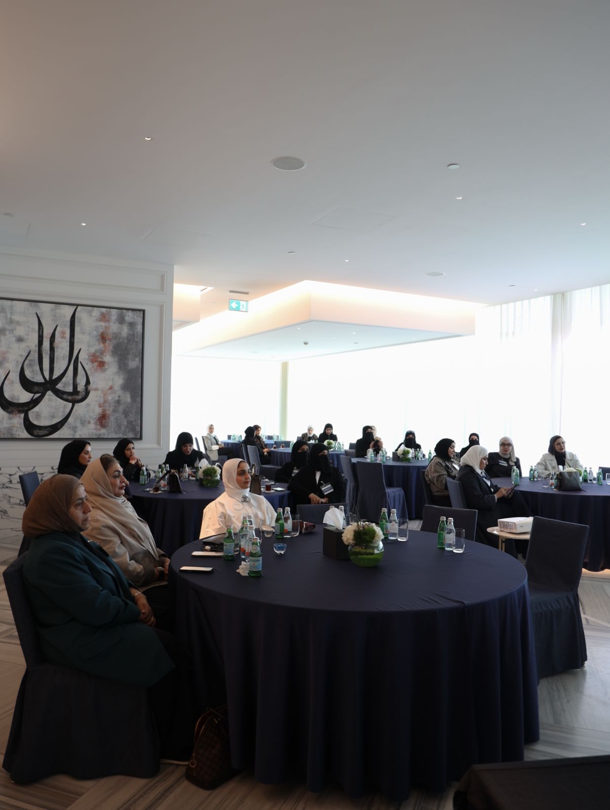 مشاركات في إحدى الجلسات