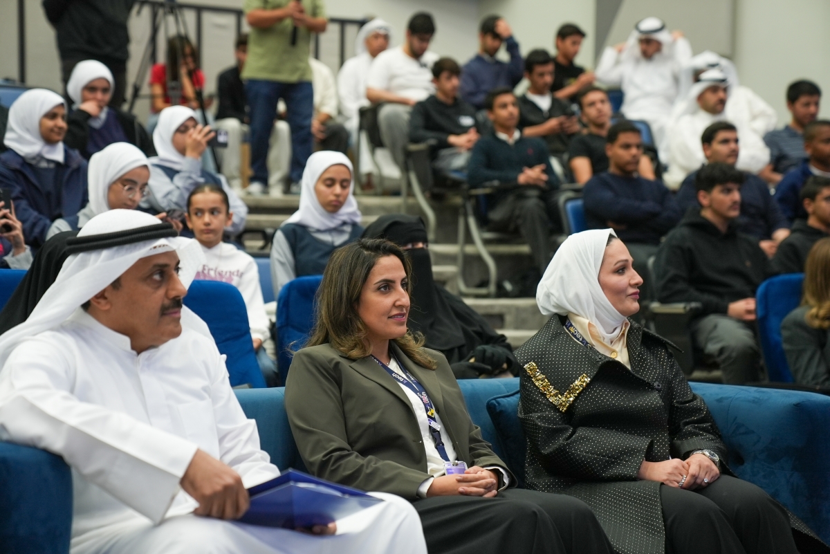  إدارة كلية الكويت التقنية (اليسار والمنتصف) وعلى اليمين الدكتورة مها القلاف واستاذ مساعد ومتخصصة الأمن السيبراني في «ktech»