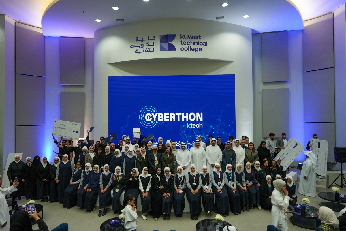 صورة جماعية تضم جميع المشاركين والإدارة والشركاء والرعاة
